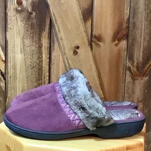 ISOTONER BURGUNDY FAUX FUR SLIPPERS